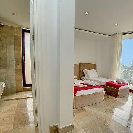 Villa Sleeps 6 *
