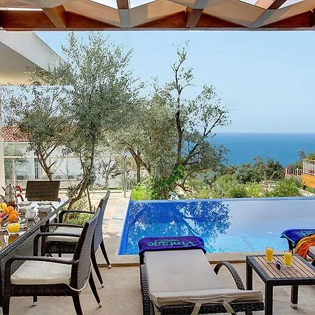 Villa Sleeps 6 *