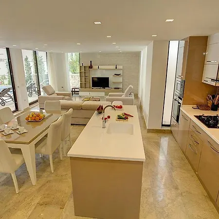 Villa Sleeps 6 *
